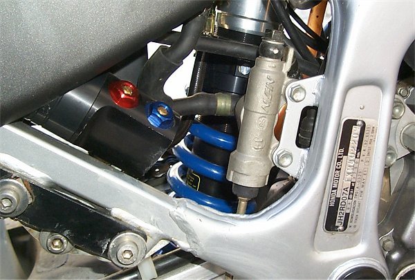 Ausgleichsbeh&auml;lter mit Verstellschrauben f&uuml;r die Druckstufe