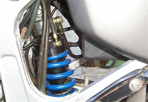 Technoflex-Federbein mit Anschlussleitungen f&uuml;r Ausgleichsbeh&auml;lter und hydraulischer Federverstellung