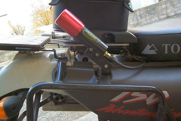 Der Griff der hydraulischen Federverstellung sitzt zwischen Sitzbank und Koffertr&auml;ger