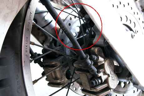 Bremsschlauchhalter entfernt