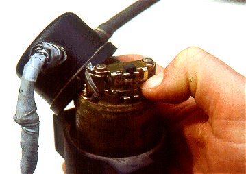 Bild 1. Original AT-Benzinpumpe mit verschmorten Kontakten