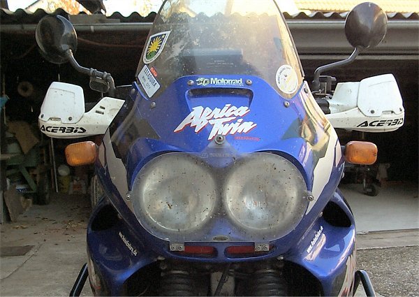 KTM-Blinker vorne, die lassen tats&auml;chlich etwas die Ohren h&auml;ngen