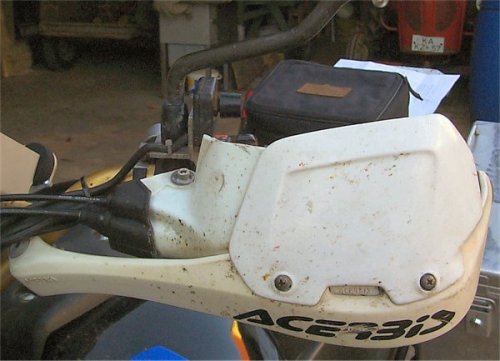 Acerbis Handprotektor, erg&auml;nzt mit dem zurechtgeschnittenen Originalteil