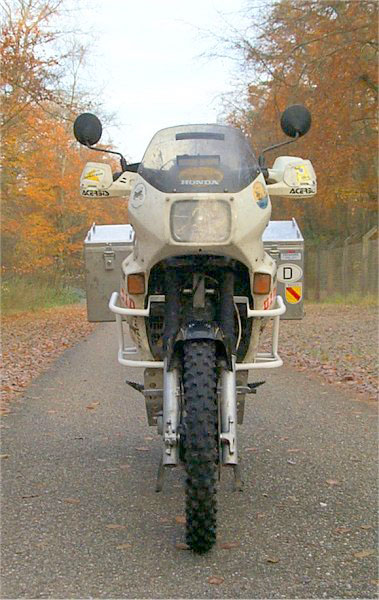 Ansicht mit Koffern von vorn ...