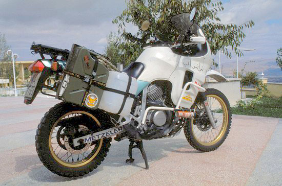 Am Gep&auml;cktr&auml;ger rechts sind Aufnahmen f&uuml;r je 10 l Benzin und Wasser