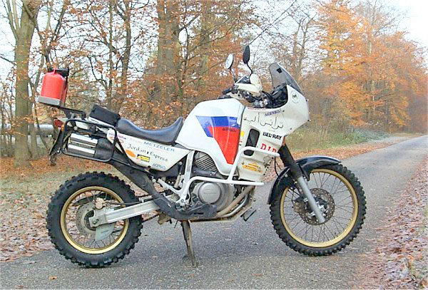 Transalp wieder auf "Reiseenduro" umger&uuml;stet, mit AT-Schwinge und Gabel