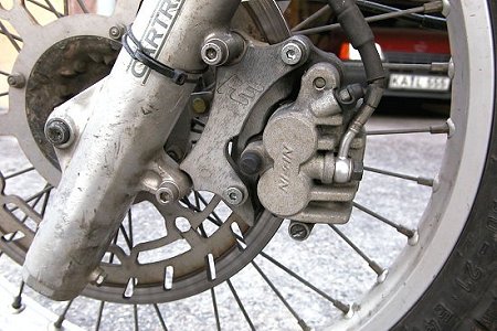 Bremszangenadapter f&uuml;r die gr&ouml;&szlig;ere Bremsscheibe