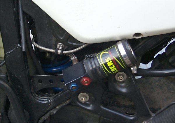 Ausgleichsbeh&auml;lter mit Einstellschrauben f&uuml;r die D&auml;mpfung