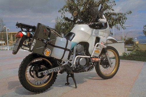 Rechts sind Benzin- und Wasserkanister angebracht