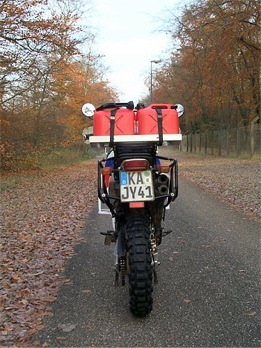 Angebauter Touratech-Koffertr&auml;ger von hinten