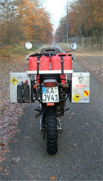 Koffertr&auml;ger mit Koffer von hinten